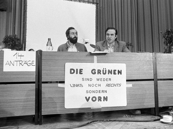 Karl Kerschgens (l) und Dietrich Wilhelm Plagemann am 12.01.1980 in Karlsruhe auf dem 3. Kongress der "SPV - Die Grünen". Am Folgetag wurden die Grünen gegründet.