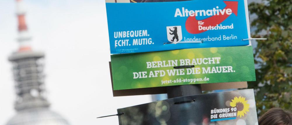 "Berlin braucht die AfD wie die Mauer - jetzt-afd-stoppen.de" steht in Berlin auf einem Schild, das Spitzenkandidatin Antje Kapek von den Grünen bei einem Pressetermin an einem Laternenmast befestigt hat.