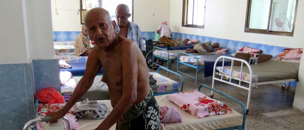 Überlebende des von Unbekannten verübten tödlichen Attentates auf ein von Mutter-Teresa-Schwestern betriebenen Seniorenheim in Aden halten sich in einem Raum auf. 