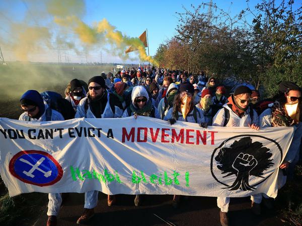 Umweltaktivisten des Aktionsbündnisses "Ende Gelände" verlassen in einem Demonstrationszug ihr Lager in Düren in Richtung des Tagebaus Hambach.