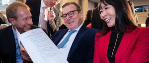 Ex-Bundeskanzler Gerhard Schröder (SPD), seine Frau Soyeon Schröder-Kim und Tobias Bergmann, Präses der IHK Hamburg, beim Empfang der Konferenz "China meets Europe" in Hamburg. 