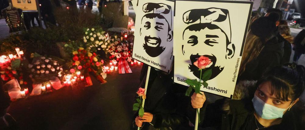 Gedenken mit Blumen und Plakaten an die Opfer des rassistischen Anschlags von Hanau.