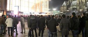 Menschen am 31.12.2015 auf dem Vorplatz des Kölner Hauptbahnhofs.
