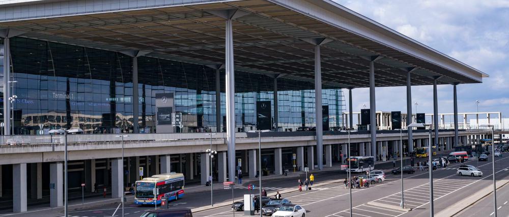  Die Bundesanwaltschaft hat die Frau auf dem Berliner Flughafen BER festnehmen lassen.