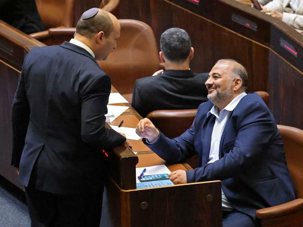 Naftali Bennett, links im Bild, wird Israels neue Regierung anführen.