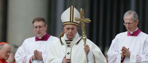 Papst Franziskus bei der Ostermesse auf dem Petersplatz im Vatikan