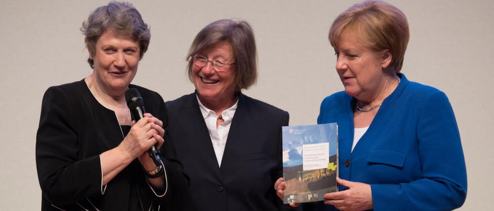 Die Vorsitzende der Expertenkommission, Helen Clark, und die Vorsitzende des Rats für Nachhaltige Entwicklung, Marlehn Thieme (Mitte), übergaben der Kanzlerin den Bericht.