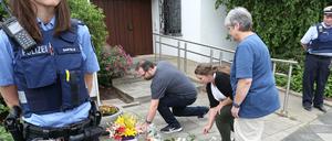 Anwohner legen vor dem Haus des ehemaligen Bundeskanzlers Helmut Kohl (CDU) Blumen nieder.