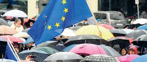 Trotz alledem - die Bürger kommen in Bewegung. Auch Regen kann die neue Bewegung „Pulse of Europe“ nicht schrecken. Die Berliner zeigen Flagge – jetzt erst recht. 