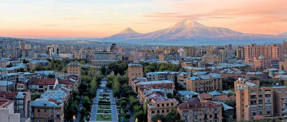 In Jerewan, einer der ältesten Städte der Welt, sind zahlreiche neue Viertel entstanden. Im Hintergrund ragt der Berg Ararat auf. 