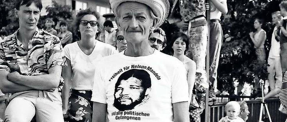 Solidarität am 1. Mai. 1985 in Ost-Berlin trägt dieser Mann ein T-Shirt mit der Aufschrift "Freiheit für Nelson Mandela und alle politischen Gefangenen".