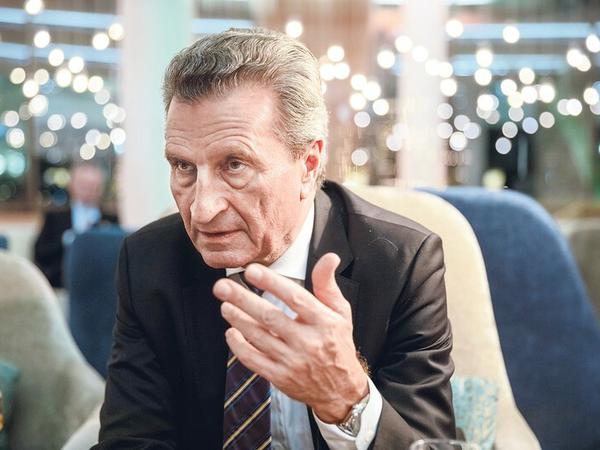 Günther Oettinger, 66, war von 2005 bis 2010 Ministerpräsident in Baden-Württemberg. Anschließend ging der CDU-Politiker bis Ende 2019 als EU-Kommissar nach Brüssel. Dort leitete er zuletzt das Ressort Haushaltspolitik. 
