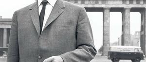 Verantwortlich für Berlin. Seit 1957 (bis 1966) ist Willy Brandt Regierender Bürgermeister der Stadt. Das Foto zeigt ihn im Jahr 1960, mit der unvermeidlichen Zigarette in der Hand.