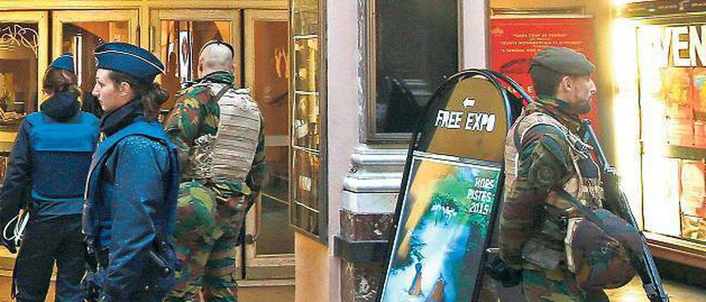 Kontrolle. Belgische Soldaten sichern ein Kino im Zentrum Brüssels. Die Behörden haben die Einwohner der Hauptstadt angewiesen, Menschenmassen zu meiden.
