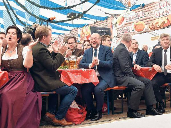 Der SPD-Kanzlerkandidat Martin Schulz machte am Tag danach Wahlkampf auf dem Gillamoos-Volksfest in Abendsberg.
