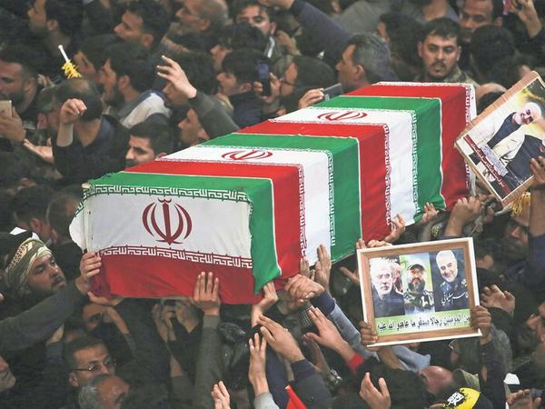 Aggressive Trauer. Tausende begleiteten den Trauerzug mit dem Sarg von Qassem Soleimani und riefen „Tod den USA“. Fotos: Sawaf/AFP; Al Rubaye/AFP