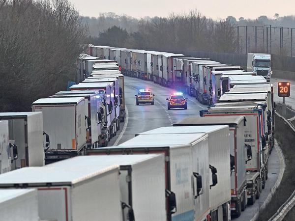 Der britische Fährhafen Dover ist geschlossen, davor stauen sich die Lastwagen mit Waren. 