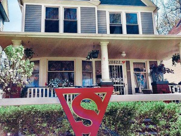 Wo alles begann: Das Haus in Cleveland, in dem Jerry Siegel lebte, der die Erfolgsidee hatte, und an dem heute das berühmte Logo prangt.