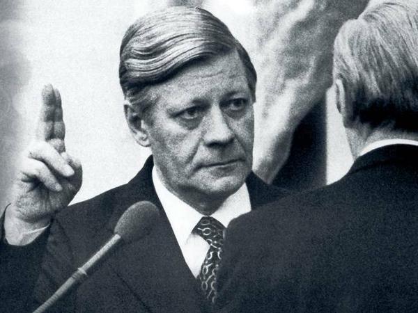 Helmut Schmidt wird im Dezember 1976 von Parlamentspräsident Karl Carstens als Bundeskanzler vereidigt. 