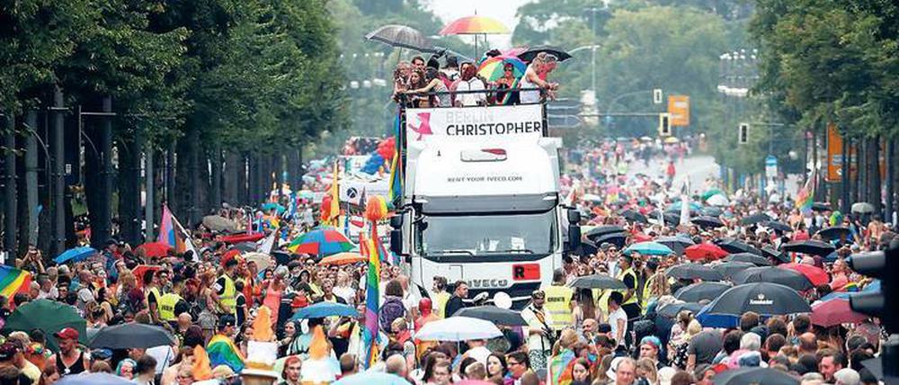 Unterm Volk. Die Teilnahme der Protestanten an der Christopher-Street-Day-Parade war kirchenintern umstritten.