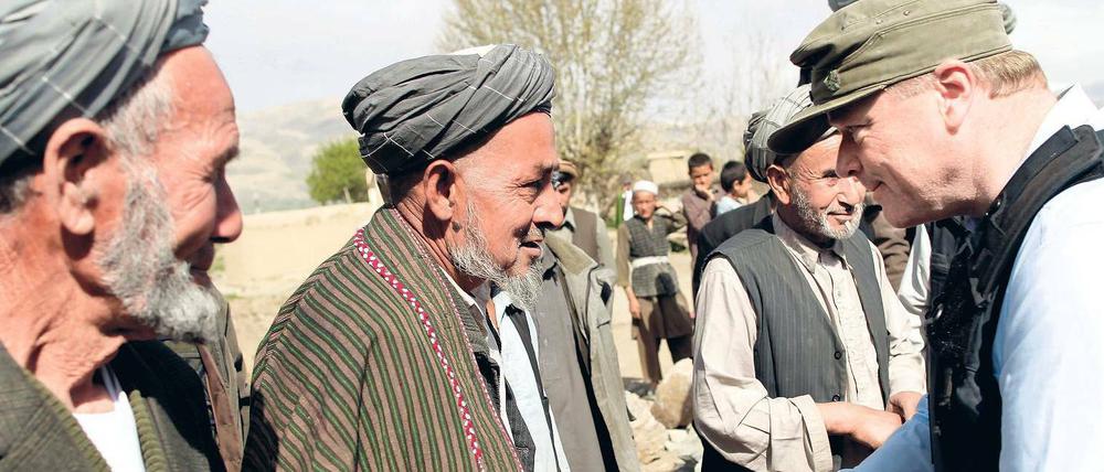 Nach dem Rechten sehen. Entwicklungsminister Niebel hat im April ein Wasserprojekt der staatlichen Entwicklungshilfe im nordafghanischen Faisabad besichtigt. 