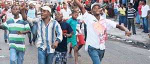 Wut und Verzweiflung haben sich nach der Wahl in Haiti Luft gemacht. Tausende gingen auf die Straße und protestierten gegen Unregelmäßigkeiten bei der Präsidentenwahl. Ein Ergebnis wird erst in einer Woche erwartet. 