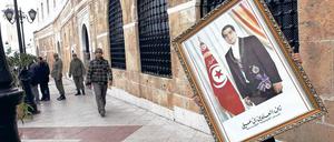 Der Abgehängte. Mitarbeiter schaffen Porträts des geflüchteten Präsidenten Ben Ali aus der Kanzlei des Premierministers. 
