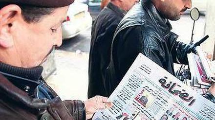 Wer sind die Neuen? Zeitungen mit der Liste des neuen Kabinetts waren am Freitag in der tunesischen Hauptstadt Tunis gefragt. Foto: Louafi Larbi/Reuters