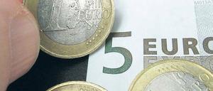 In kleinen Schritten. Zunächst wird der Hartz-IV-Satz nur um fünf Euro angehoben. 2012 soll es dann weitere drei Euro als Inflationsausgleich geben. 
