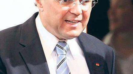 Minister Friedrich befürwortet die umstrittene Vorratsdatenspeicherung. Foto: Reuters