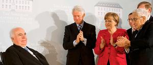 Transatlantischer Geist. Kohl, Clinton, Merkel bei der Preisverleihung.