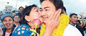 Der Kuss sitzt. Der thailändische Premierminister Abhisit Vejjajiva auf Wahlkampftour. Doch seine Partei hat seit 1992 keine Wahl mehr gewonnen und er kam nur dank der Militärs an die Macht. Laut Umfragen wird er in zwei Wochen gehen müssen. Foto: dpa 