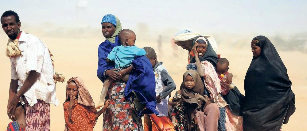 Im Staub. Eine Gruppe somalischer Flüchtlinge wartet, um sich im Flüchtlingslager Dadaab im Norden Kenias registrieren zu lassen.