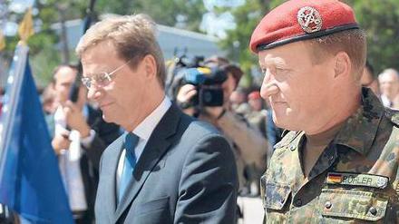 Seite an Seite. Außenminister Guido Westerwelle (links) und Kfor-Kommandant Erhard Bühler vergangene Woche in Pristina. Foto: dpa