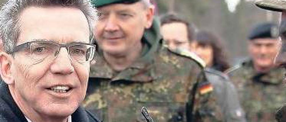„Goldener Handschlag“. Verteidigungsminister Thomas de Maizière will den geplanten Personalabbau der Bundeswehr mit gut einer Milliarde Euro abfedern. 