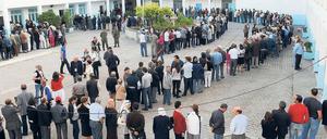 Warten auf die Stimmabgabe. In vielen Städten herrschte am Sonntag bei der ersten freien Abstimmung in der Geschichte Tunesiens riesiger Andrang vor den Wahllokalen. 