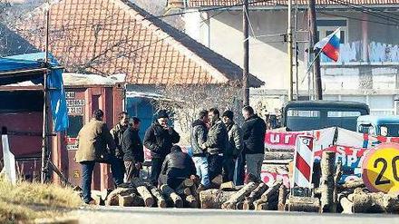 Zusammenstoß. Im Norden des Kosovo eskalieren Auseinandersetzungen zwischen Serben und Soldaten der Friedenstruppe Kfor. In der Nähe des Dorfes Zupce errichteten Serben Straßensperren.