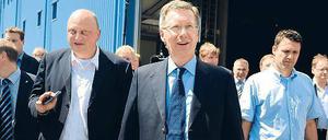 Sommer 2010: Der damalige Ministerpräsident Christian Wulff (Mitte) und sein Sprecher Olaf Glaeseker (links) während eines Besuchs in Cuxhaven.