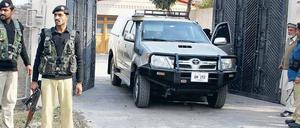 Unerwünscht: Polizisten sehen zu, wie das Auto mit den drei Deutschen das pakistanische Peshawar verlassen muss. Nach Angaben der Gesellschaft für Internationale Zusammenarbeit (GIZ) handelte es sich nicht um ein Fahrzeug der Organisation.
