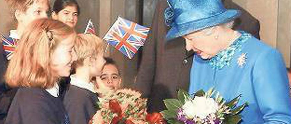 Umringt von begeisterten Anhängern. Königin Elizabeth II. bei ihrem Besuch im Jahr 2004 in Berlin. 