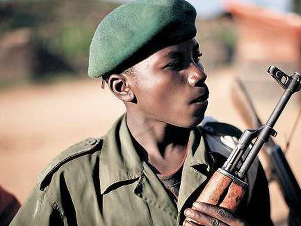 Bis heute kämpfen Kinder im Kongo. Dieser Junge stand 2008 in der an Ituri südlich angrenzenden Provinz Nord-Kivu unter Waffen. Die Rekrutierung von Kindern für den Kampf ist nicht vorbei. Ob das Urteil seinen Kommandanten beeindruckt? 