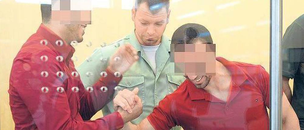 Hinter Sicherheitsglas. Die Angeklagten Abdeladim El-K. (r) und Amid C. beim Prozessauftakt am Mittwoch in Düsseldorf.