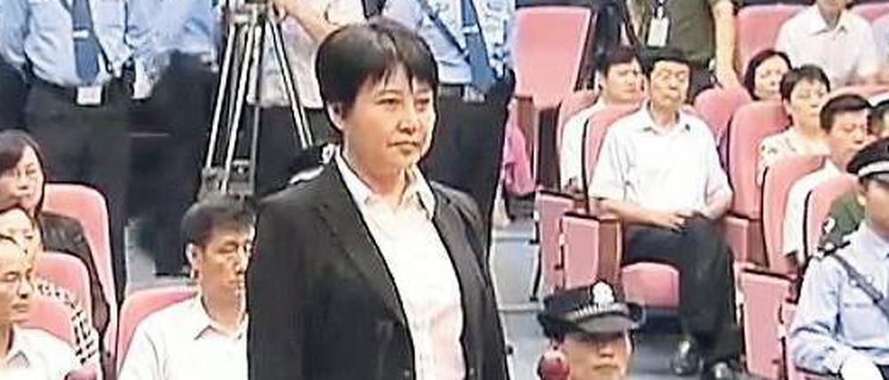 Ein Fernsehbild zeigt Gu Kailai vor Gericht.