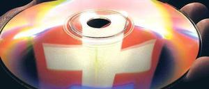 Die umstrittenen Ankäufe von Daten-CDs aus der Schweiz sollen tabu sein, sobald es ein Steuerabkommen mit der Eidgenossenschaft gibt – doch das ist nicht in Sicht. Foto: dapd