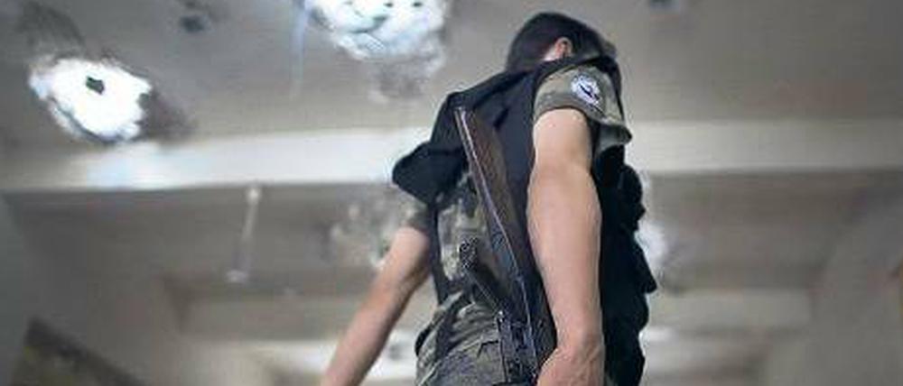Kampf um die Moschee. Die „Freie Syrische Armee“ hat sich in Aleppo erneut heftige Gefechte mit Truppen des Regimes geliefert. Laut Amnesty International gefährden die militärischen Operationen immer mehr die Zivilbevölkerung. 