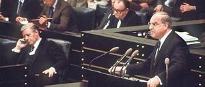 Machtwechsel. Das Bild zeigt Helmut Kohl 1982 im Bundestag. Im Hintergrund sein Vorgänger Helmut Schmidt, den Kohl mit einem Misstrauensvotum stürzte. Foto: dpa
