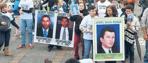 Wo sind sie geblieben? Familien demonstrieren in Bogotá mit Bildern ihrer vermissten Angehörigen, die von der Guerilla getötet, entführt oder rekrutiert wurden. Wiedergutmachung für die Opfer ist eines der schwierigen Themen der Verhandlungen. 