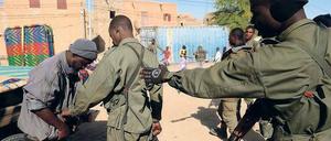 Kontrolle. Soldaten der malischen Armee suchen in Timbuktu nach möglichen Islamisten. 