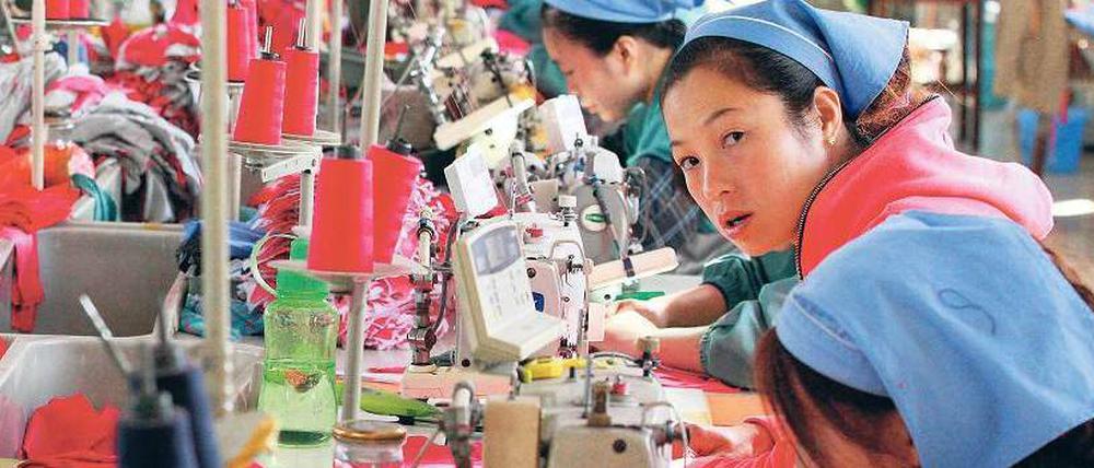 Unter Druck. In den Textilfabriken Chinas ist der Stress groß und die Bezahlung überschaubar. Viele Frauen vom Land finden hier ihren ersten Job, um T-Shirts zu produzieren, die dann für unter fünf Euro auf europäischen Märkten verkauft werden. 