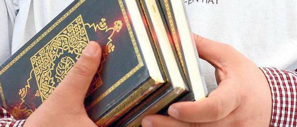 Auch mit Büchern aktiv. Salafisten verteilen immer wieder kostenlose Exemplare des Koran. 